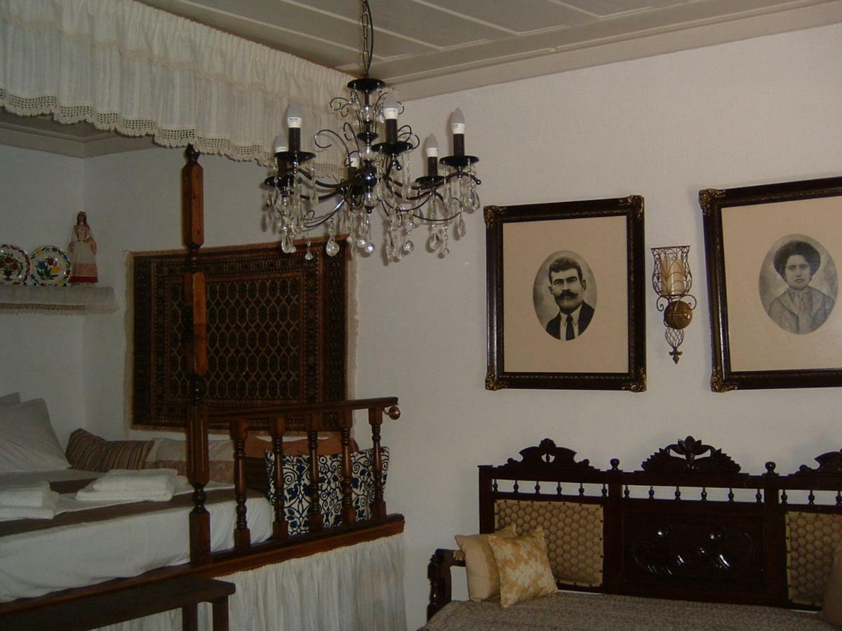 Yiayia'S Home Chalki Town 외부 사진